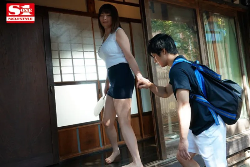 Anh chàng dâm dục cò khi nhìn trộm em họ vụng trộm với chồng