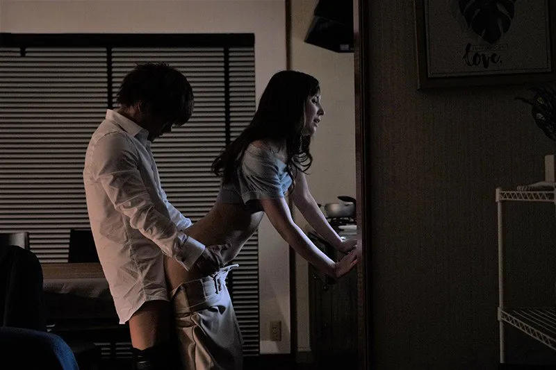 Tiền bối đi công việc, cậu nhân viên đến nhà nện cô vợ ông ấy