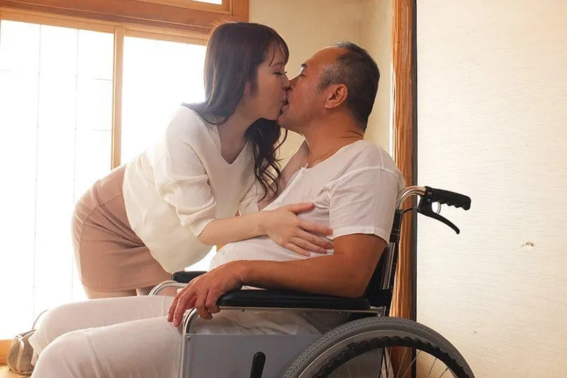 Bạn gái của con trai hiếu thảo chăm sóc bố anh xã tàn tật