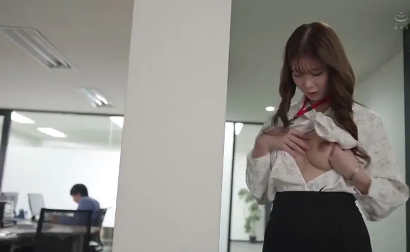 Bí ẩn đằng sau cô nhân viên giao diện chỉn chu nghiêm nghị, hóa ra là "nữ hoàng dâm đãng" đích thực.